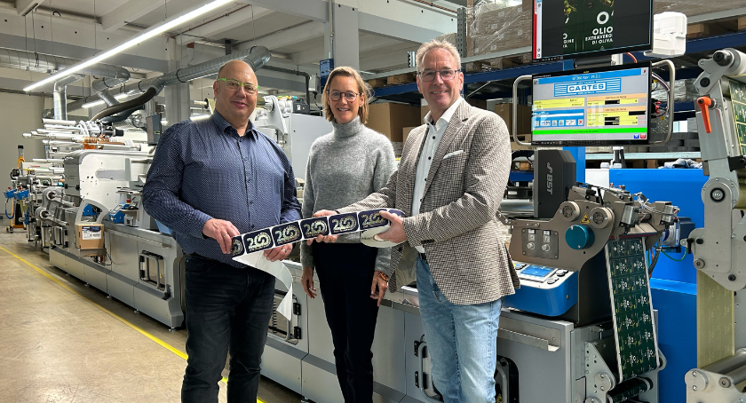 Stefan Knoblich showcases Cartes' capabilities with Gabriele and Rainer Staats.